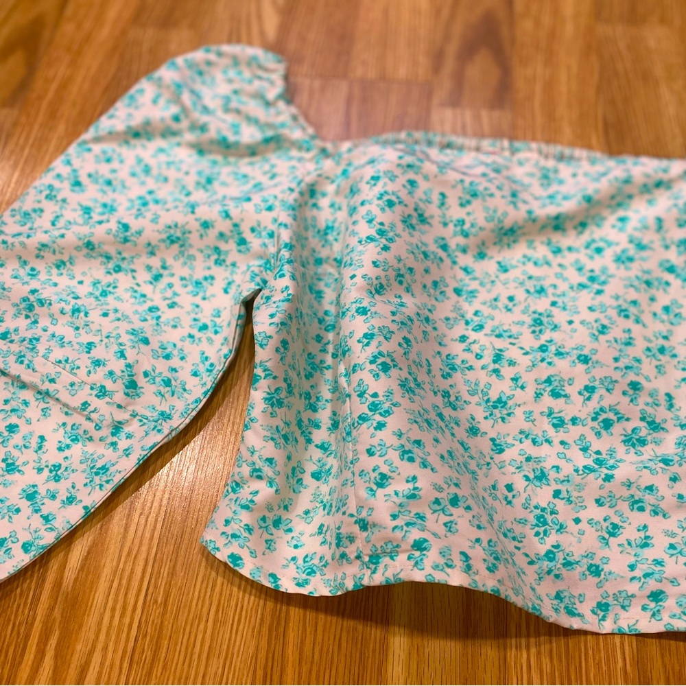 LEVIS Tiffany Blue cream top Large